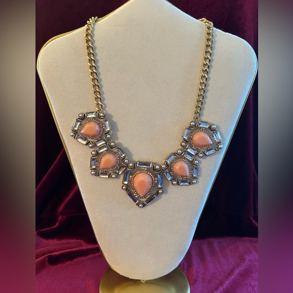 Peach & pearly statement necklace